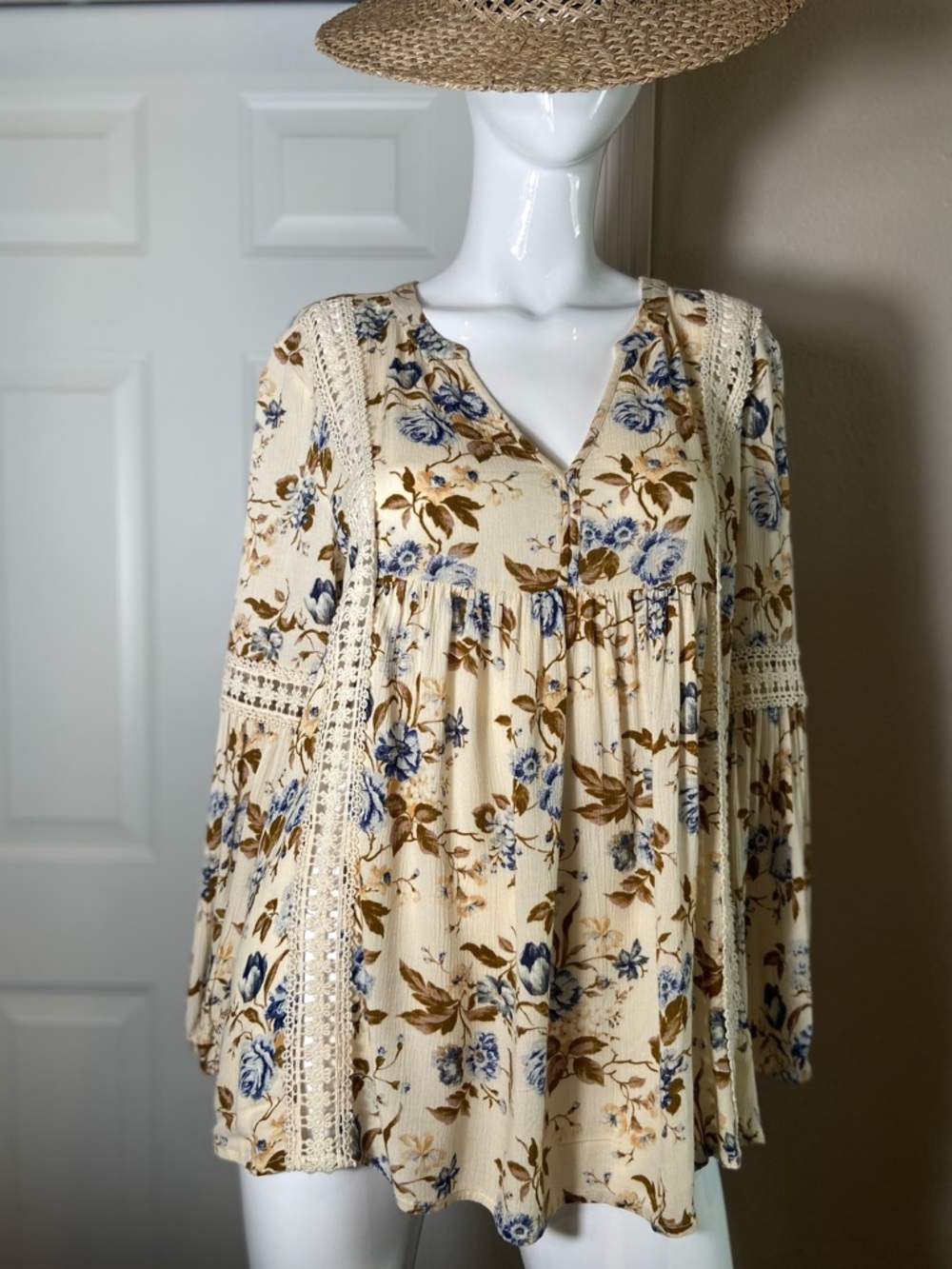 American Eagle~NWT~Warm~Floral~Peasant~Tunic~
Blouse~Lace Inlay Detail~Size XS